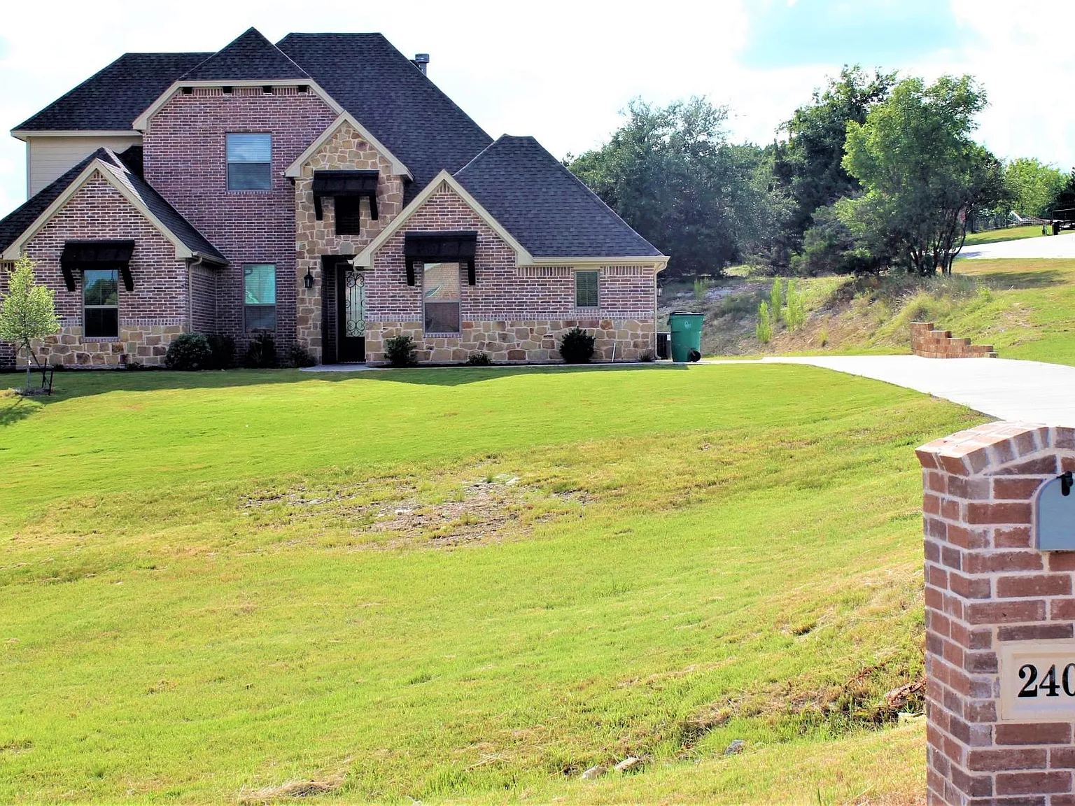 4 bed, 2843 sqft, $3,300 — Photo 2