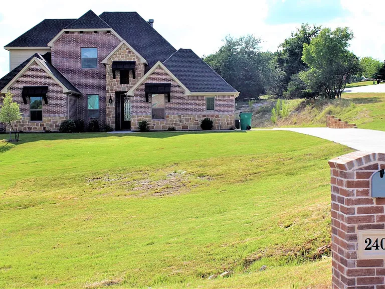 2404 Wills Way Dr — Photo 2