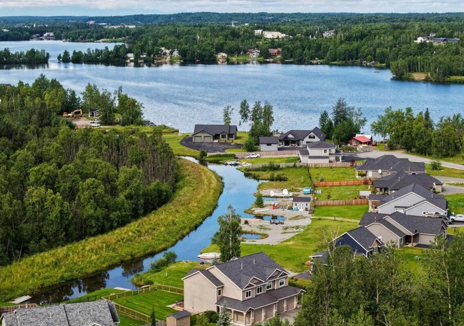 Luxury Wasilla Lake living at it's finest complete with private dock and fenced in back yard! Ava... — Photo 4
