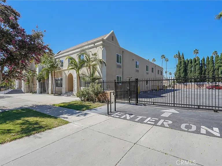 14335 Hamlin St — Photo 2
