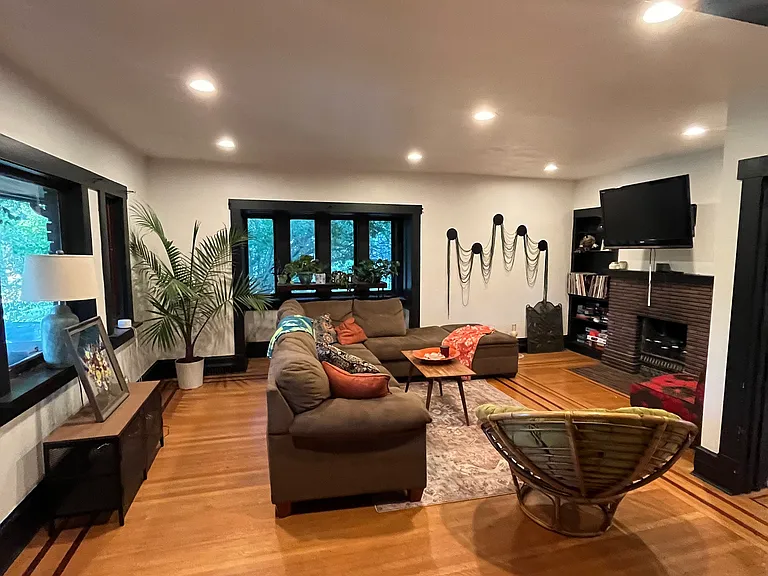 1328 E Stratford Ave — Photo 3