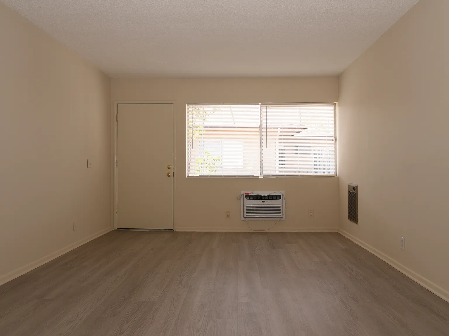 2 bed, 850 sqft, $2,550 — Photo 2