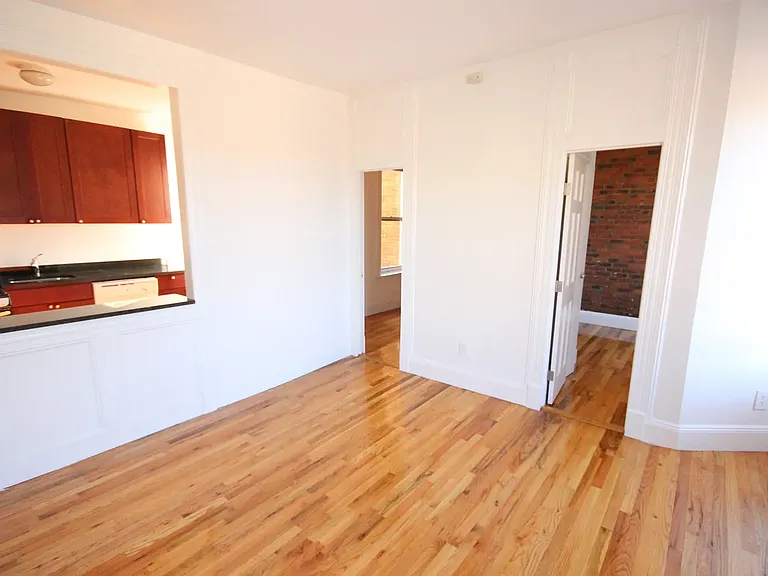 200 Waverly Pl #20 — Photo 3