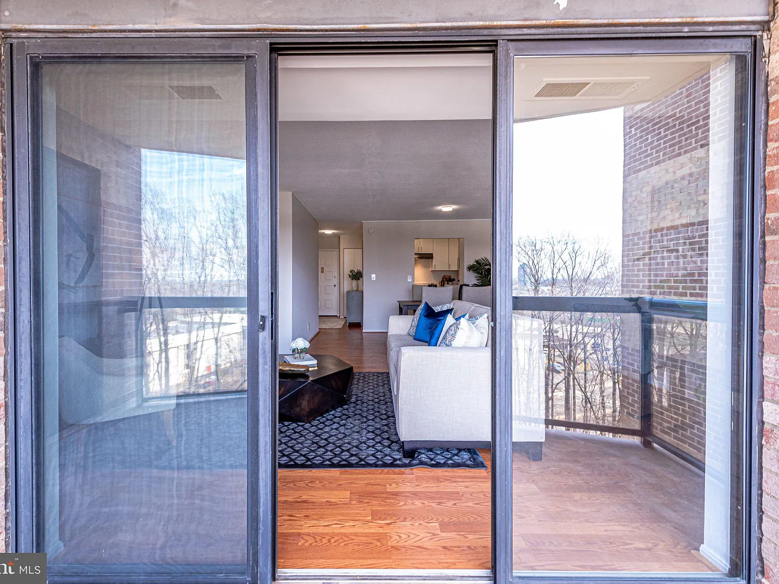 1 bed, 1.0 bath, 902 sqft, $2,500 — Photo 2