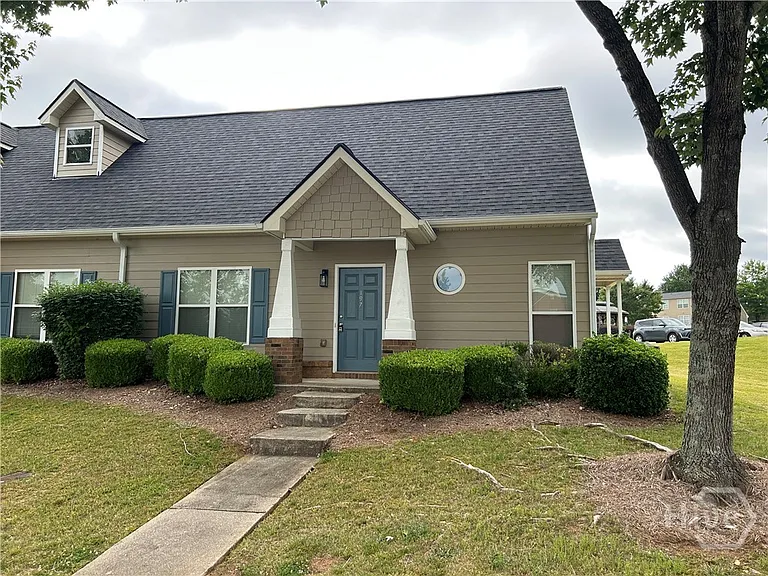197 Bridgewater Cir — Photo 1