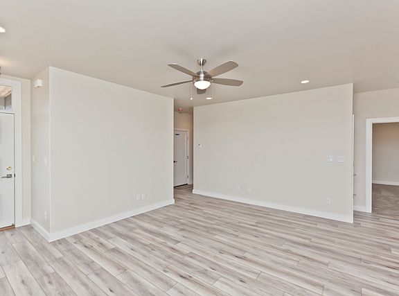 4th image of 395 Trenton Ct