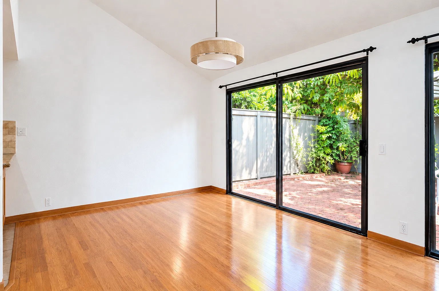 3 bed, 1378 sqft, $5,300 — Photo 4