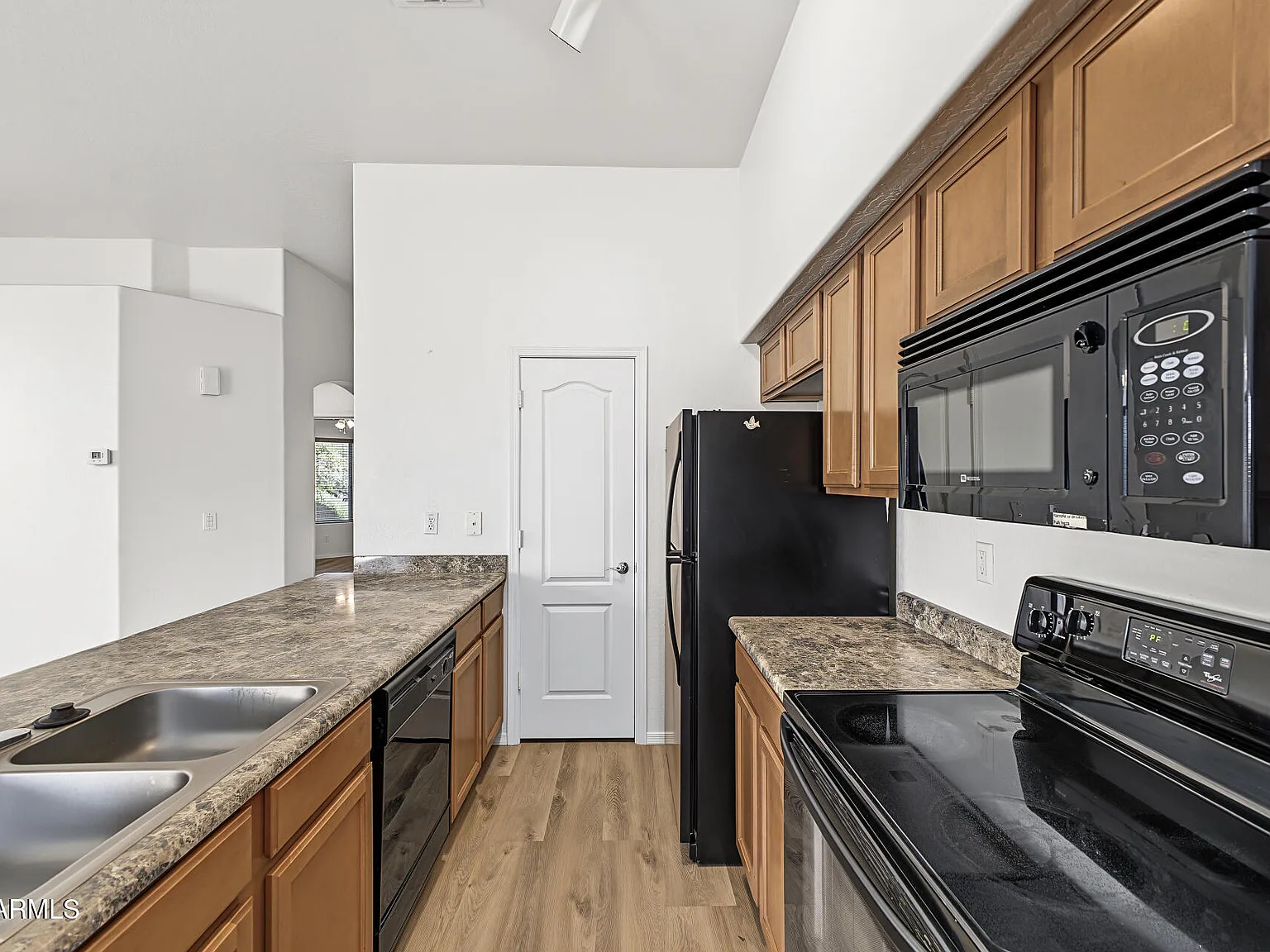 2 bed, 2.0 bath, 1076 sqft, $2,200 — Photo 2