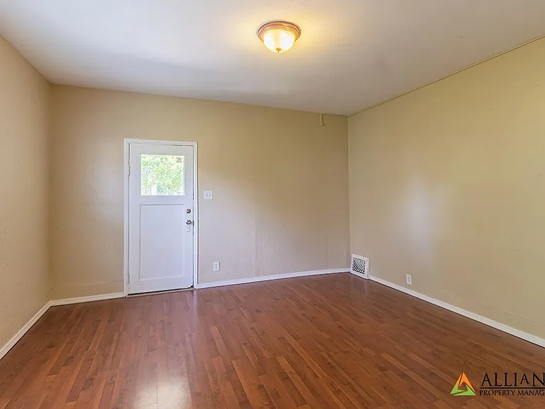 1006-1008 Houston St — Photo 1