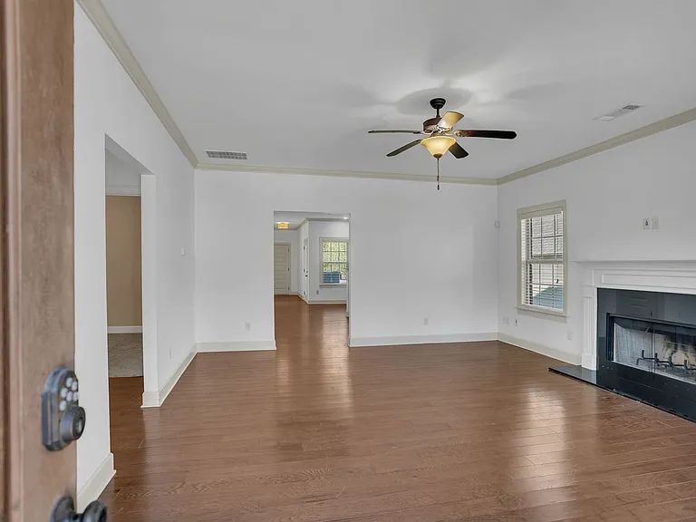 999 Starr Ct — Photo 4
