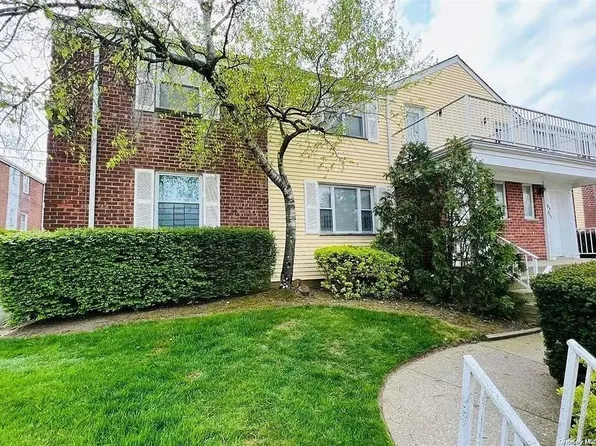 68-33 Cloverdale Ln #6833, Oakland Gardens, NY 11364