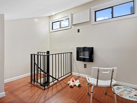 3rd image of 120-30 Cove Ct #80A