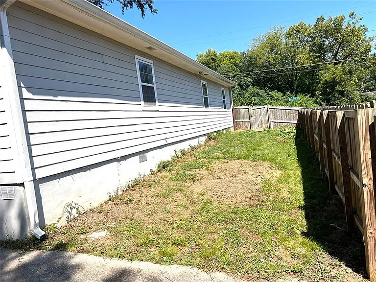 566 Rockwell St SW — Photo 17