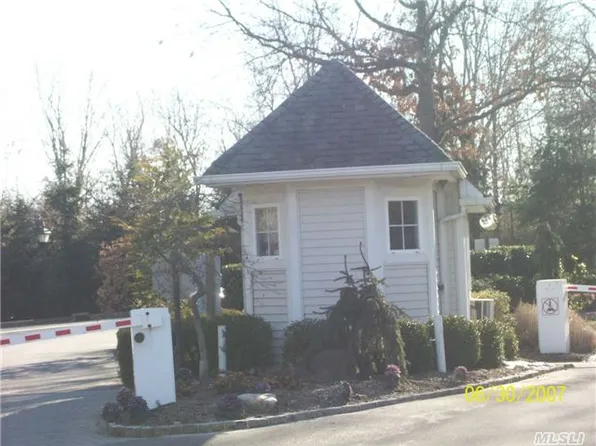 33 The Mews, Syosset, NY 11791