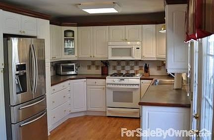 Kitchen
						:
						Gas stove top, electric oven, built in microwave, dishwasher, disposal