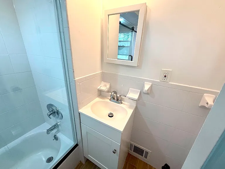 1409 Lawrence Ave — Photo 15
