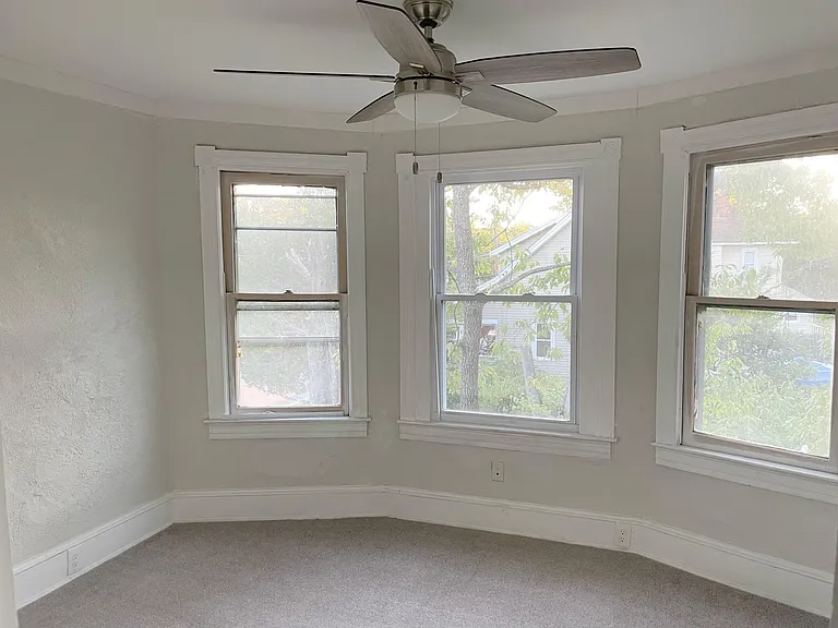 402 Howard St — Photo 8
