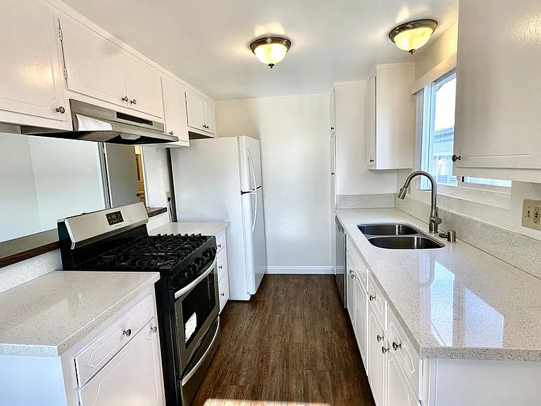737 Center Pl — Photo 6