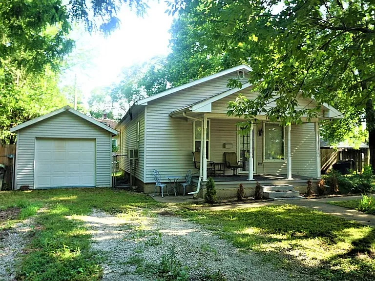 1404 E Stout Dr — Photo 1