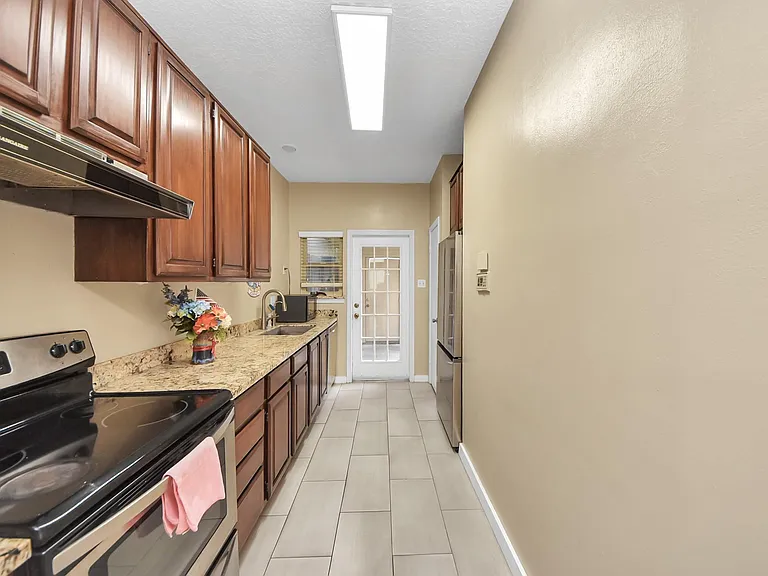 1022 Memorial Village Dr — Photo 16