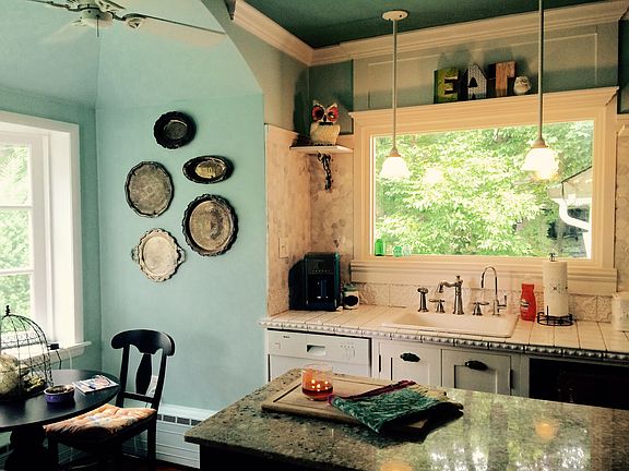 Eat in kitchen w/bay window