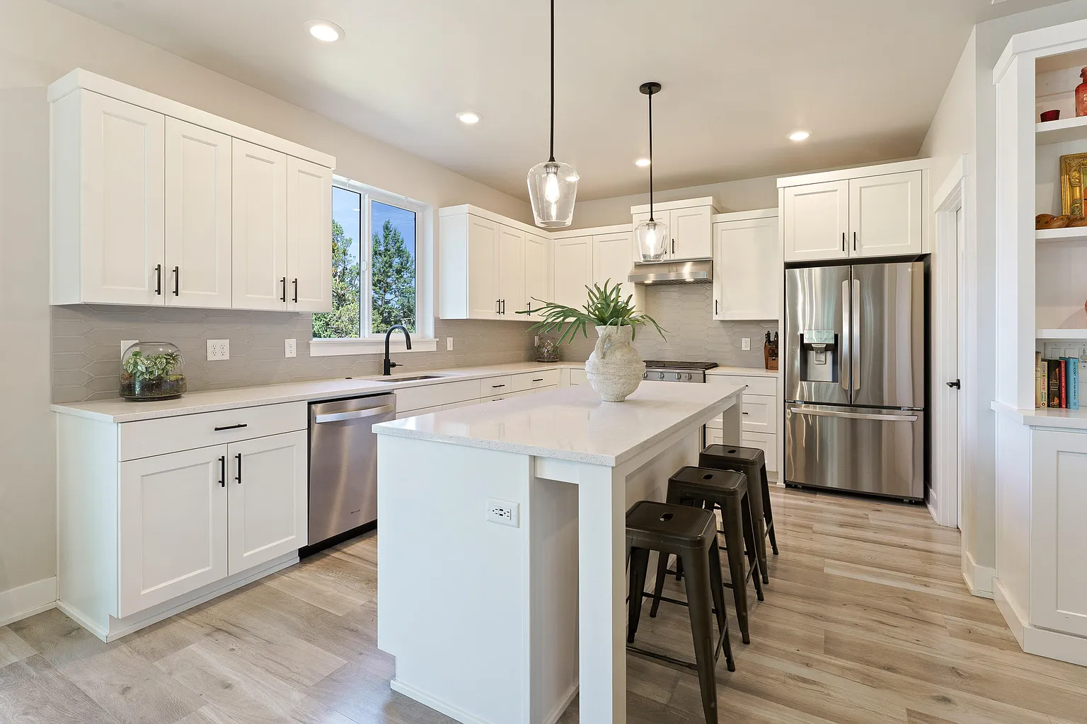 3771 NE Tellus Dr photo 1