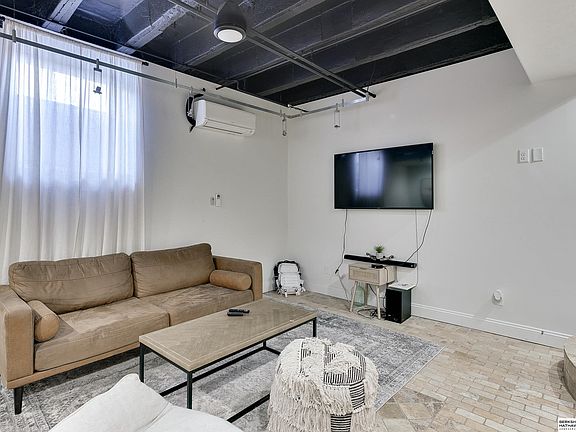 5th image of 4907 Davenport St #15