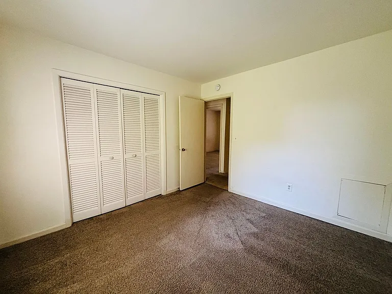 105 Sherwood Ct — Photo 16