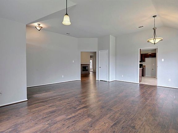 5th image of 308 Foxwood Ct