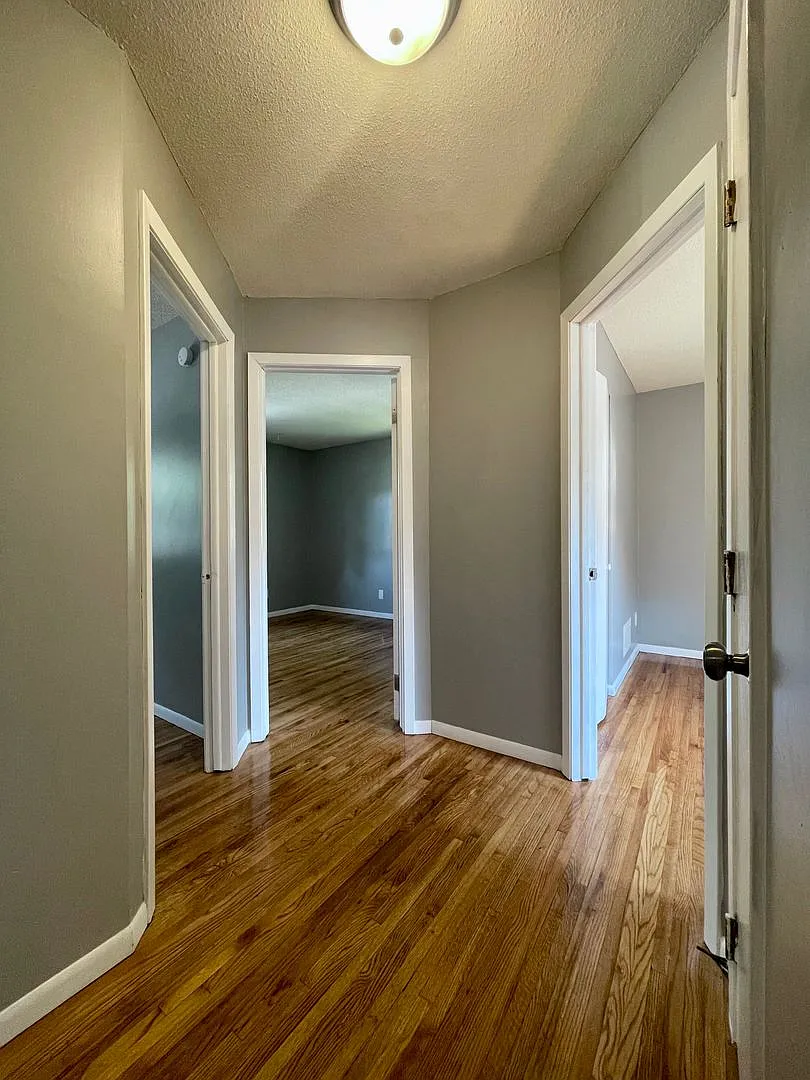 Spacious 6 Bedroom Single Family Home! — Photo 2