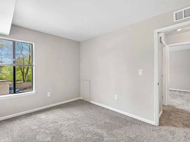 Pointe West Apartments — Photo 42
