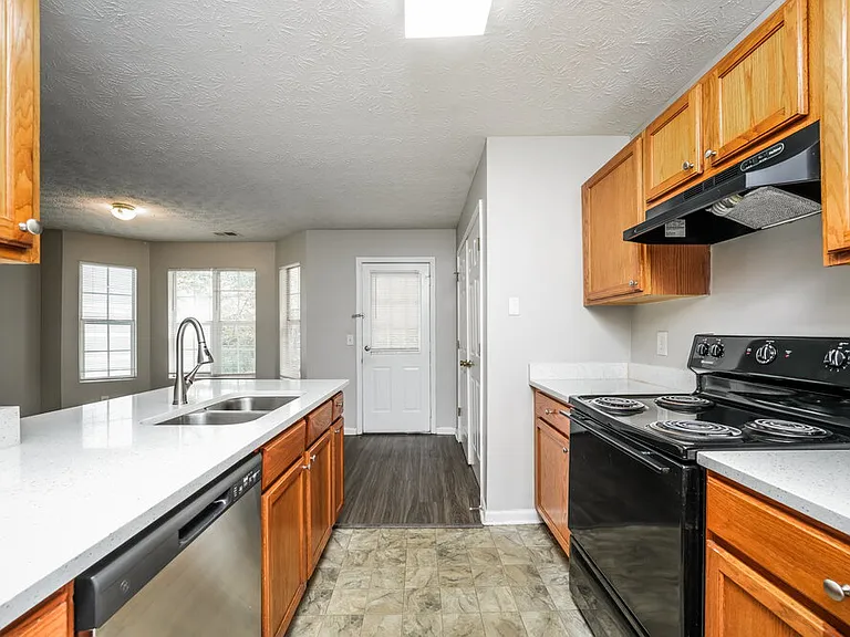 2286 Strathmoor Manor Dr — Photo 9