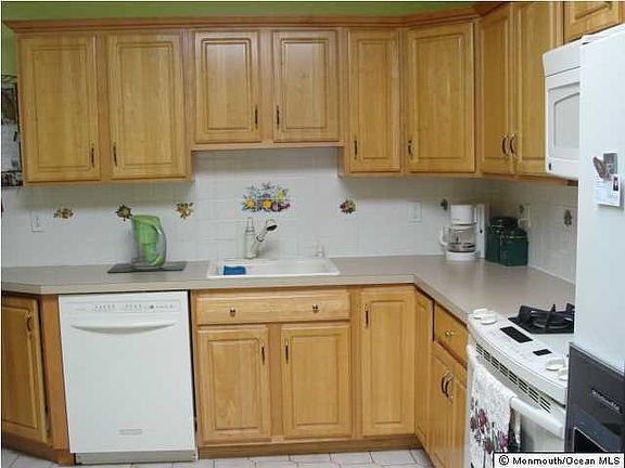 4th image of 22 Stratford Dr