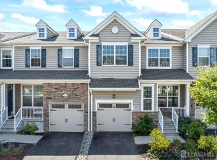 8 Periwinkle Dr, Monroe Township, NJ 08831