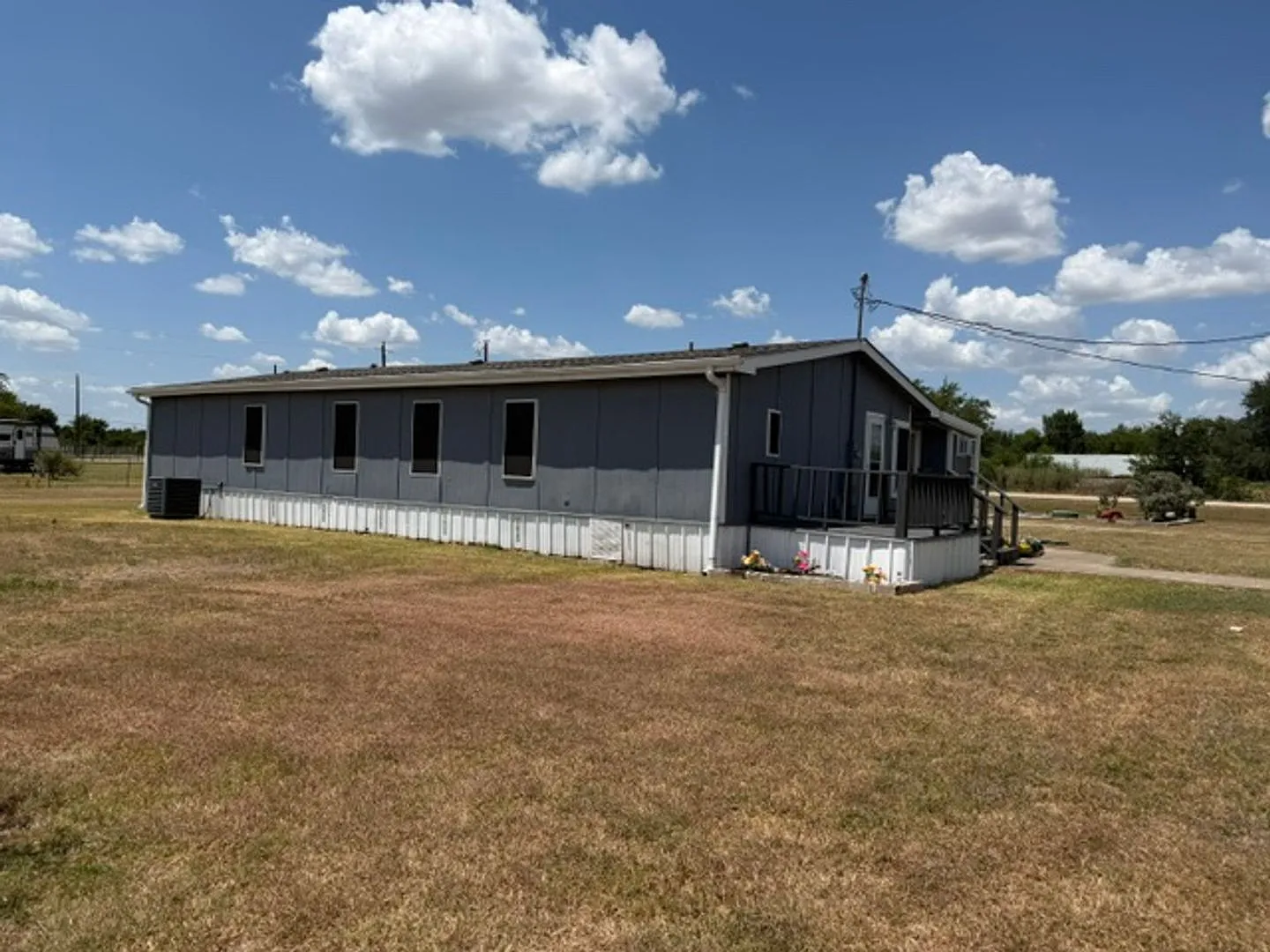 Outskirts of Waco with Office Space — Photo 2