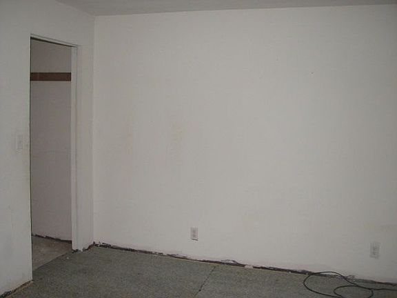 5th image of 915 Greenhurst Ave NW