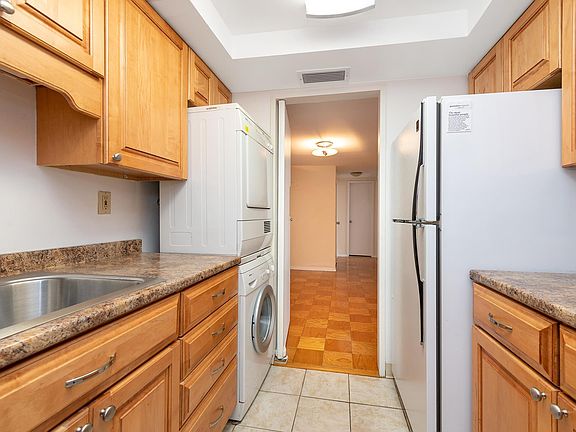 5th image of 26910 Grand Central Pkwy APT 10J