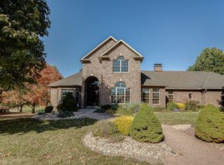 1300 White Oak Trl, Godfrey, IL 62035