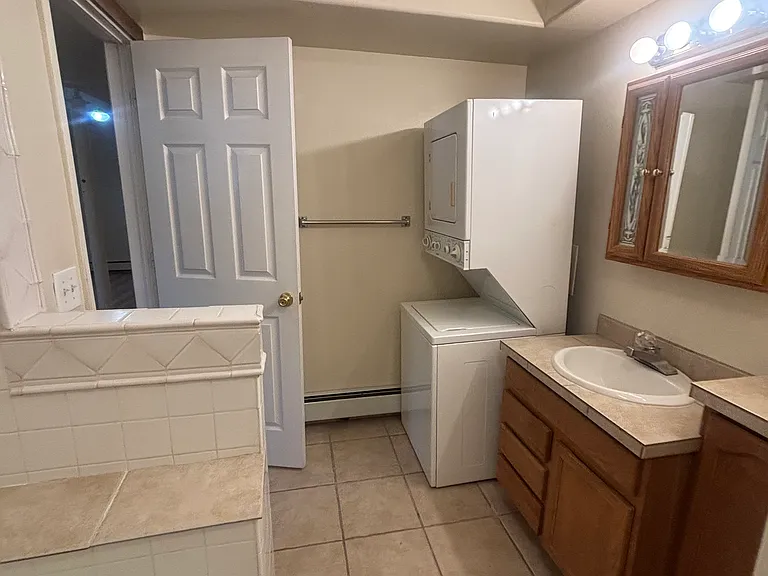 909 Venice St — Photo 2