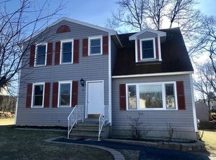 10 Briarwood Rd, Lowell, MA 01852