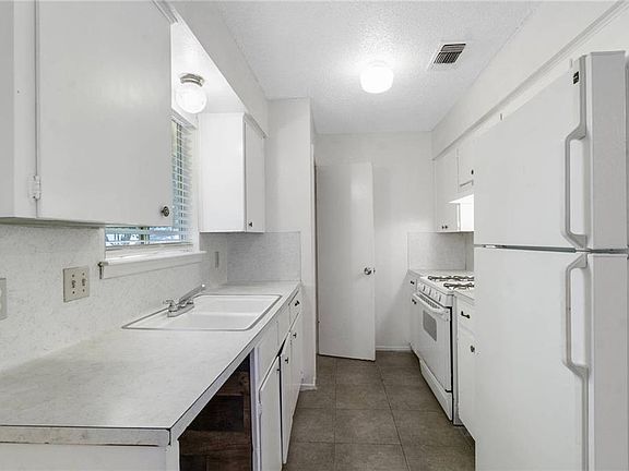 5th image of 203 E Longspur Blvd