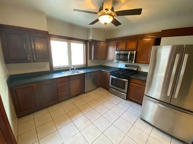 4 bed, 2.5 bath, 1300 sqft, $2,095 — Photo 3