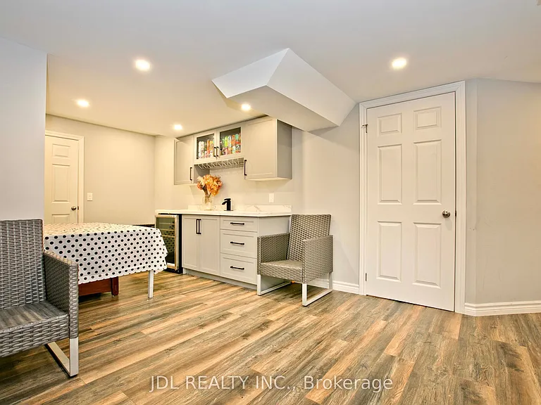 53 Aldershot Cres — Photo 37