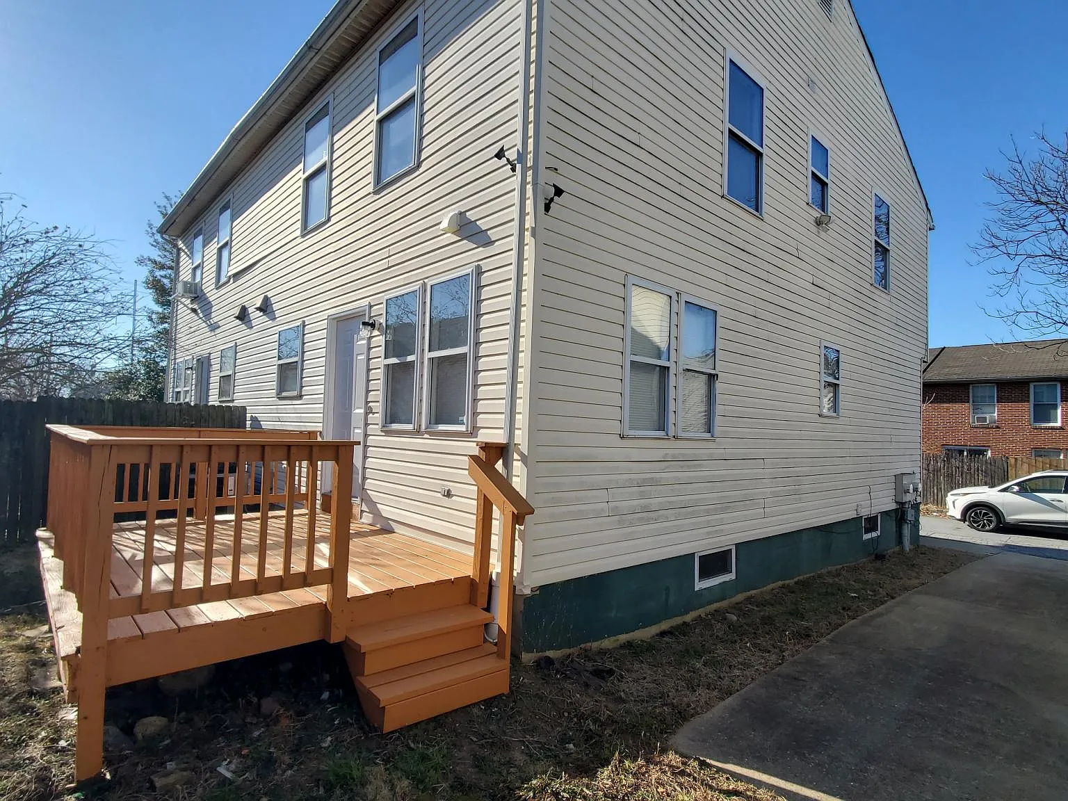 4 bed, 1350 sqft, $2,000 — Photo 2