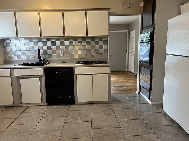 736 Forest St — Photo 6