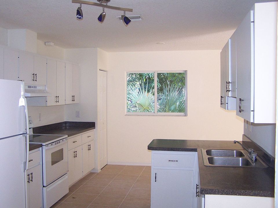 2nd image of 415 10th Ave E