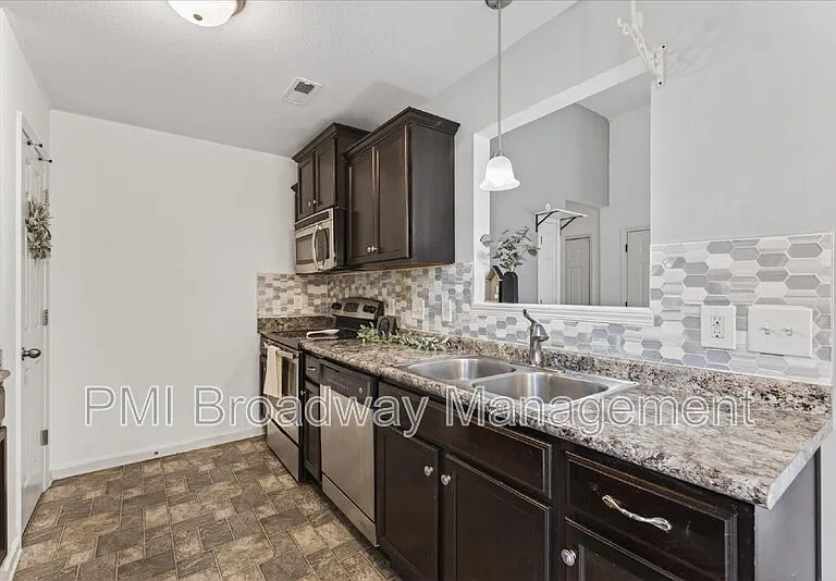 837 Shelton Cir — Photo 22