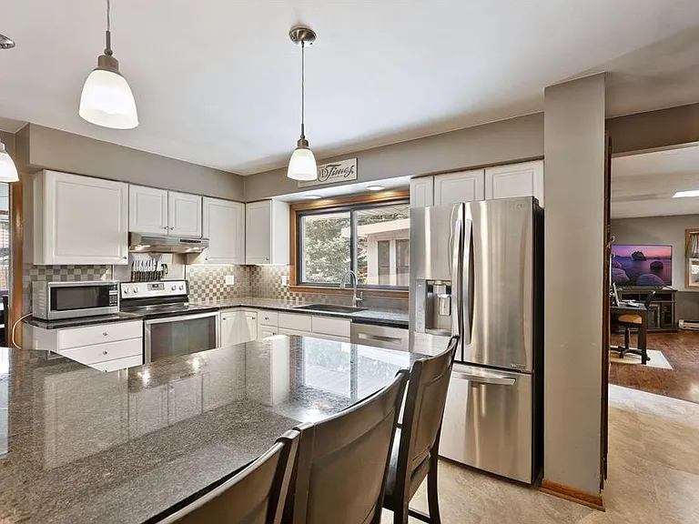 251 Stanley St E — Photo 19