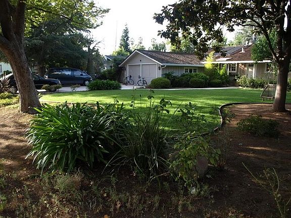 Huge front yard - safe play yards