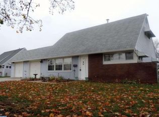 2 Jewel Ln, Levittown, PA 19055